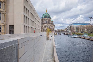 BERLİN, ALMANY - CIRCA APRIL, 2022: Berlin, Almanya 'da Spree Bank üzerine Humbold Forum.