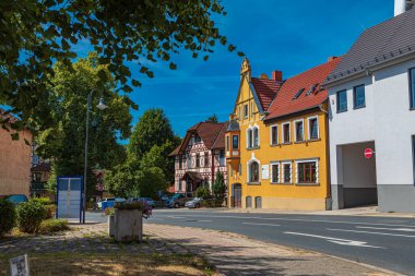 HILDBURGHAUSEN, THURINGIA, GERMANY - CIRCA HAZİRAN, 2022: Hildburghausen kasabasının Coburger Caddesi, Almanya.