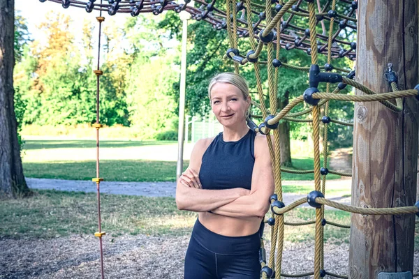 Young Woman Physical Activities Workout Fitness Path Park — Fotografia de Stock