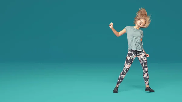 Aerobik Fitness Egzersiz Dans Tarafından Spor Elbiseli Bir Genç Kız — Stok fotoğraf