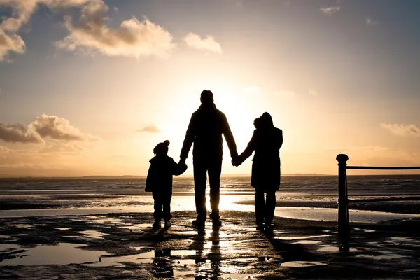 Família na costa — Fotografia de Stock