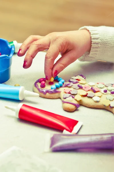 Lebkuchenmann dekorieren — Stockfoto