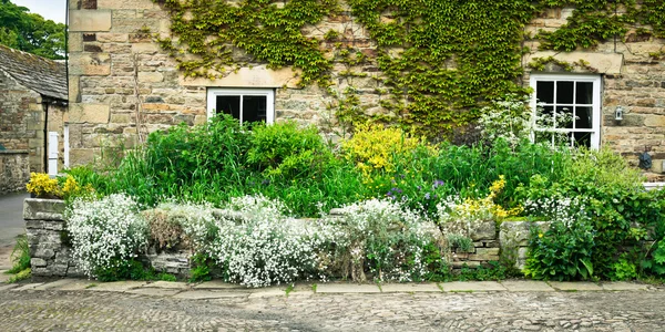 Casa de campo jardín — Foto de Stock