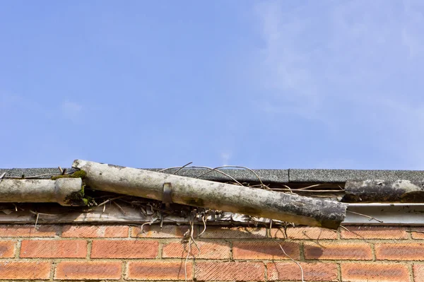 Broken gutter — Stock Photo, Image