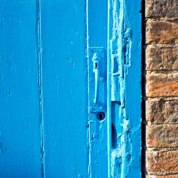 Alte blaue Tür — Stockfoto