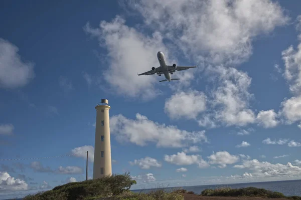 Vliegtuig Passeert Ninini Point Lighthouse 8106 — Stockfoto
