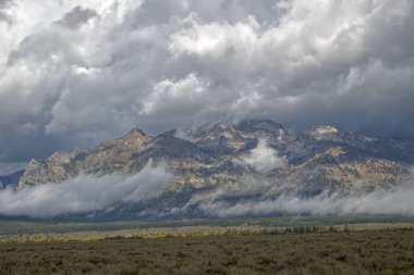 Grand Teton Range Wyoming 'deki Grand Teton Ulusal Parkı' nda Bulutlarda Banyo Yaptı