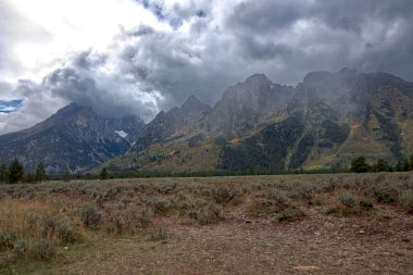 Grand Teton Range Wyoming 'deki Grand Teton Ulusal Parkı' nda Bulutlarda Banyo Yaptı