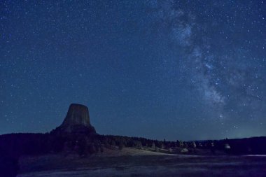 Samanyolu ile Kuzeydoğu Wyoming 'deki Şeytani Kule Ulusal Anıtı