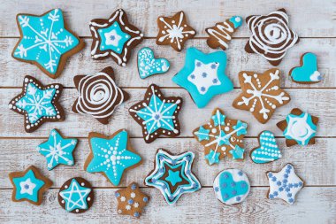 Kırsal ahşap arka planda farklı Noel kurabiyeleriyle yapılmış çerçeve, üst manzara. Metin için boşluk