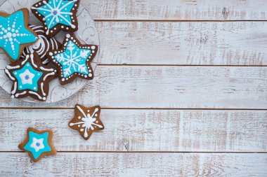 Kırsal ahşap arka planda farklı Noel kurabiyeleriyle yapılmış çerçeve, üst manzara. Metin için boşluk