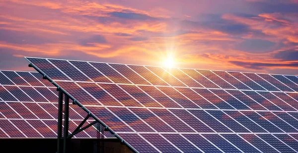 日没と太陽光パネル 太陽光発電 代替電源の写真のコラージュ 持続可能な資源の概念 — ストック写真
