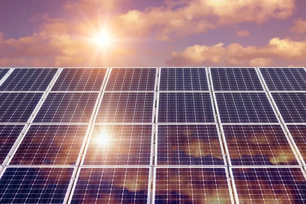 Fotokoláž Západu Slunce Solárního Panelu Fotovoltaický Alternativní Zdroj Elektrické Energie — Stock fotografie