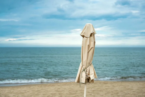 Foldedl Lonely Umbrella Beach Blue Sky Sea Selective Focus Space — Stock Photo, Image