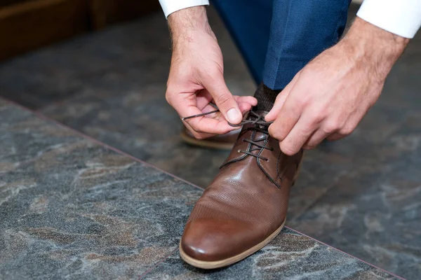 Ein Junger Mann Bindet Die Schnürsenkel Seiner Schuhe Detail Selektiver — Stockfoto