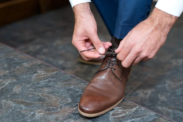 Giovane Uomo Lega Lacci Delle Scarpe Dettaglio Fokus Selettivo — Foto Stock