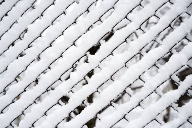 Kar, doku ve arka planda birikmiş çit ağı