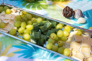 Resepsiyondaki büfe. Tahtadaki kanepelerin çeşitleri. Ziyafet servisi. Yemek servisi, farklı peynirli aperatifler. Parti Konsepti.