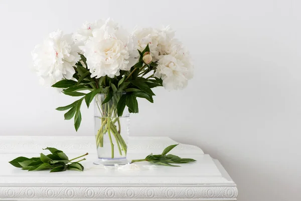 Peônias Brancas Vaso Folhas Caídas Uma Mesa Vintage Branca Espaço — Fotografia de Stock
