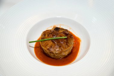 Limonlu otla süslenmiş çerez ve sos. Yakın plan.