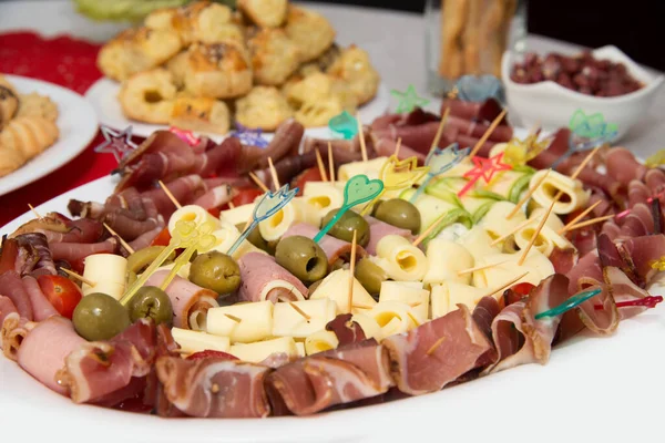 Catering Food Event Diferentes Tipos Iguarias Carne Queijo Dispostos Prato — Fotografia de Stock