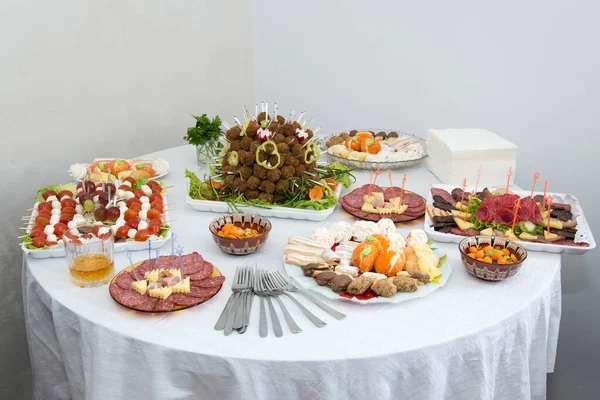 为这次活动提供食物 不同类型的肉类和奶酪调料 放在盘子里 背景较轻 招待会上的自助餐 宴会服务 党的概念 — 图库照片