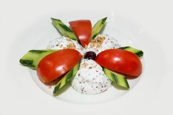 Vorspeise Aus Tomaten Gurken Und Tzatziki Griechischer Salat Serviert Auf — Stockfoto