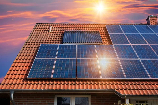 Fotocollage Aus Sonnenkollektoren Photovoltaik Auf Dem Roten Dach Eines Hauses — Stockfoto