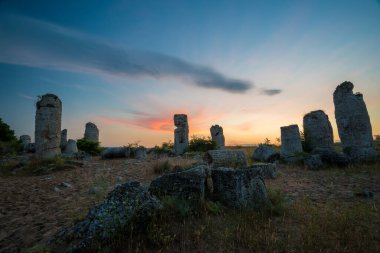 Bulgaristan 'ın Varna ilindeki muhteşem kaya fenomeni The Stone Desert Pobiti Kamani üzerinde güzel bir gün doğumu - turizm beldesi