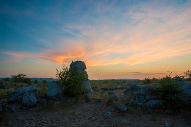 Bulgaristan 'ın Varna ilindeki muhteşem kaya fenomeni The Stone Desert Pobiti Kamani üzerinde güzel bir gün doğumu - turizm beldesi