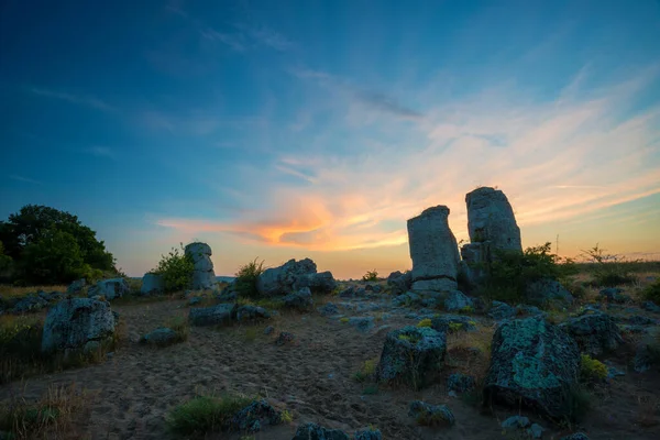 Wunderschöner Sonnenaufgang Über Der Steinwüste Pobiti Kamani Sagenhaftes Felsphänomen Der — Stockfoto