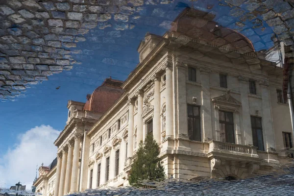ルーマニアのブカレストで雨が降った後 水たまりの家の反射 逆さまの画像 — ストック写真