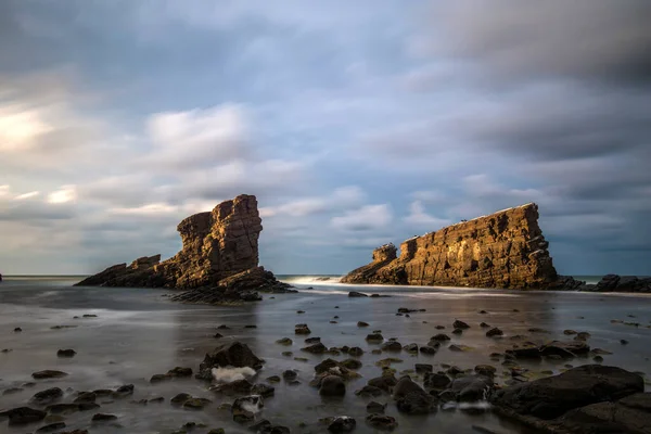 Kaya Oluşumunda Deniz Manzarası Muhteşem Dramatik Gün Doğumu — Stok fotoğraf