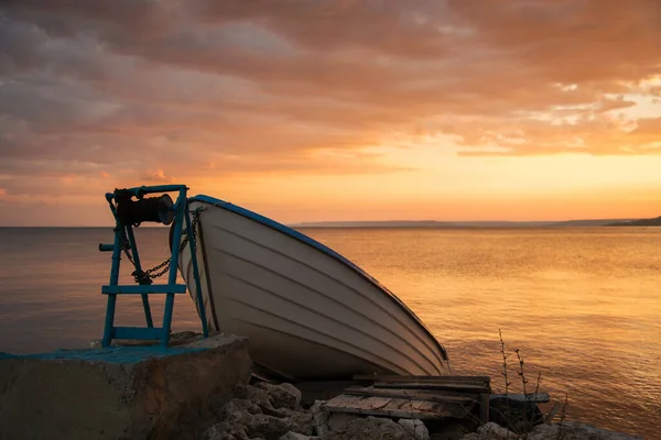 Sonnenuntergang Über Dem Fischersteg Und Einem Einsamen Boot Selektiver Fokus — Stockfoto