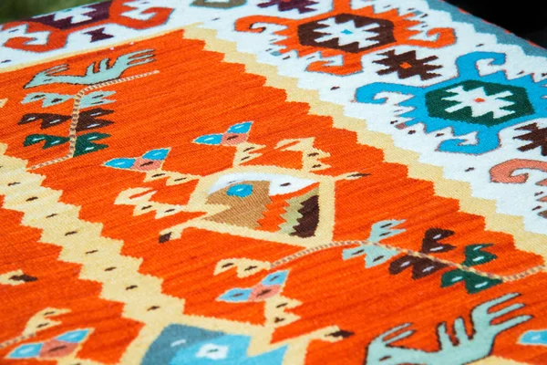 Traditioneller Bulgarischer Handgewebter Teppich Aus Wolle Selektiver Fokus Stockbild