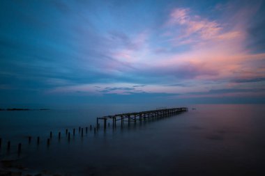Balchik, Bulgaristan, Doğu Avrupa 'daki eski köprünün üzerinde güzel dramatik bir gün batımı - şafak, alacakaranlık