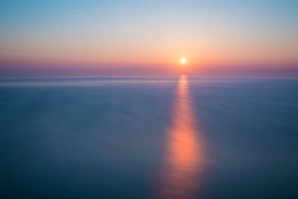 海面上的日出与美丽的科罗与反光 复制空间 — 图库照片