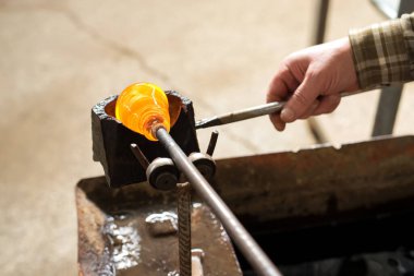 Cam üfleme Erimiş camla çalışan zanaatkarın elleri Geleneksel zanaatkarlar