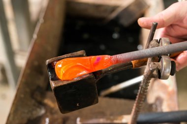 Cam üfleme Erimiş camla çalışan zanaatkarın elleri Geleneksel zanaatkarlar