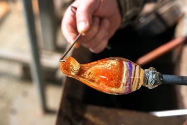 Cam üfleme Erimiş camla çalışan zanaatkarın elleri Geleneksel zanaatkarlar