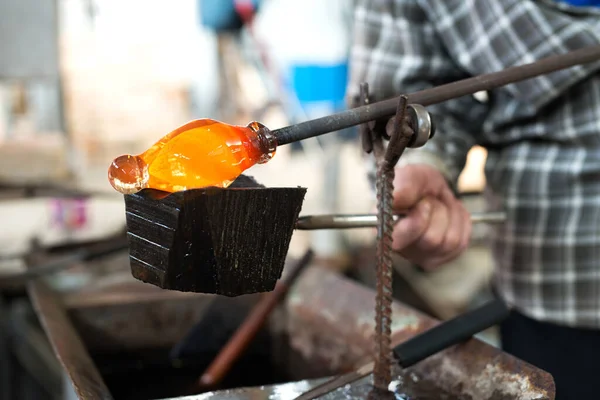 玻璃吹风与熔融玻璃打交道的工匠的手传统工艺 — 图库照片