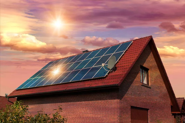 Fotocollage Paneles Solares Fotovoltaica Techo Rojo Una Casa Hermoso Cielo Fotos de stock