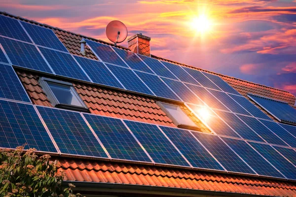 Fotocollage Paneles Solares Fotovoltaica Techo Rojo Una Casa Hermoso Cielo Imágenes de stock libres de derechos