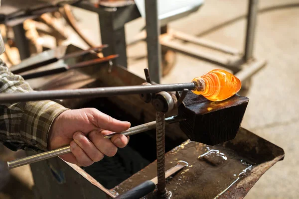 Glasblåsning Händer Hantverkare Som Arbetar Med Smält Glas Traditionella Hantverk — Stockfoto