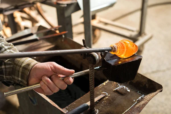 Glas Blazen Handen Van Ambachtsman Werken Met Gesmolten Glas Traditionele — Stockfoto