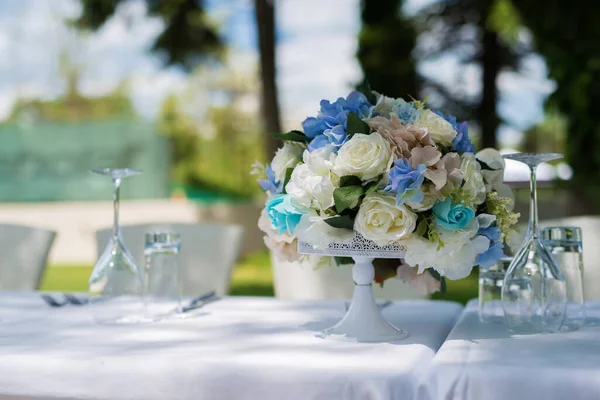 Conjunto Mesa Com Rosas Brancas Azuis Conceito Festa Jardim Foco — Fotografia de Stock