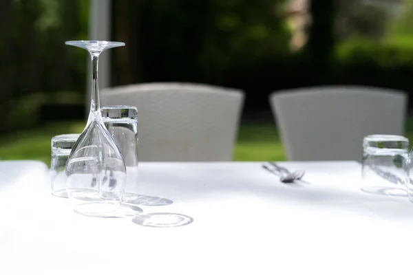 Conjunto Mesa Con Vasos Sobre Mantel Blanco Jardín Restaurante Enfoque —  Fotos de Stock