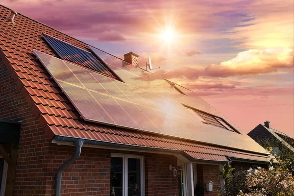 Güneş panellerinin fotoğraf kolajı, kırmızı çatıdaki fotovoltaikler ve batan güneşli güzel bir gökyüzü. Alternatif elektrik kaynağı. Sürdürülebilir kaynaklar kavramı