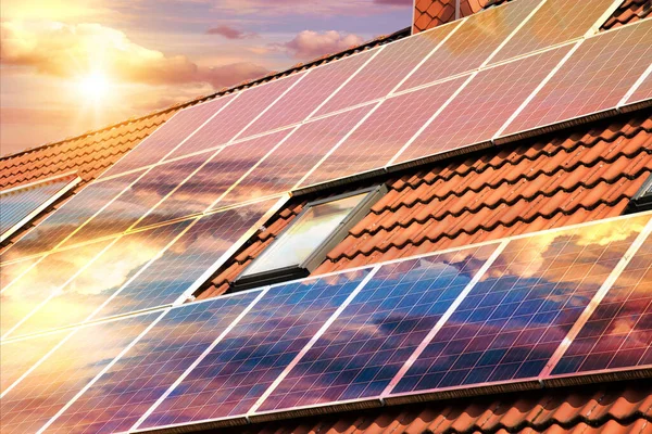 Güneş panellerinin fotoğraf kolajı, kırmızı çatıdaki fotovoltaikler ve batan güneşli güzel bir gökyüzü. Alternatif elektrik kaynağı. Sürdürülebilir kaynaklar kavramı