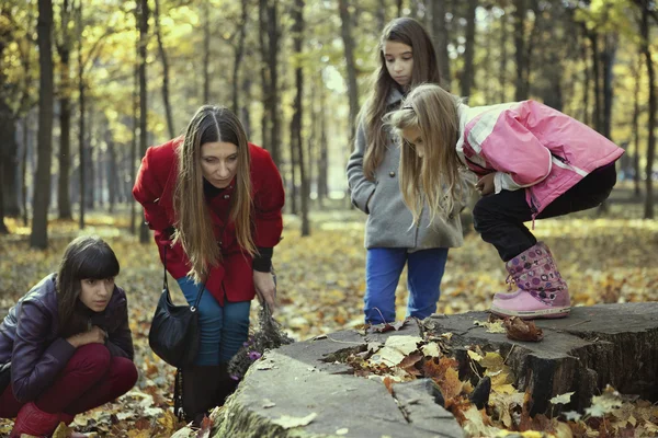 Mother and three daughters — Stock Photo, Image